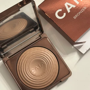 Caia Bronzer  - Caia Bronzer  Färg - LA DIGUE
