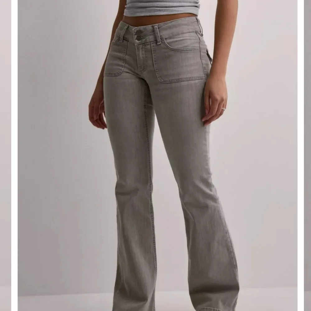 Säljer dessa snygga jeans som inte längre kommer till användning. Knappt använda men säljer ganska billigt då det har blivit en fläck på ena bakfickan av läppglans. Fläcken sysns inte så mycket. Skriv för bilder eller mått💕ordinarie pris 699💕. Jeans & Byxor.