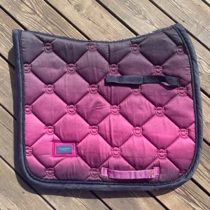 Equestrian stockholm schabrak Faded fuchsia - Equestrian stockholm schabrak i färgen faded fuchsia. Storlek cob, dressyr. Nytvättad. Nypris: 899 kr