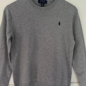 Ralph Lauren Crew Neck - Fin tröja av Ralph Lauren, fint skick. Den är märkt med storlek 14-16 men liten i storlek. 
