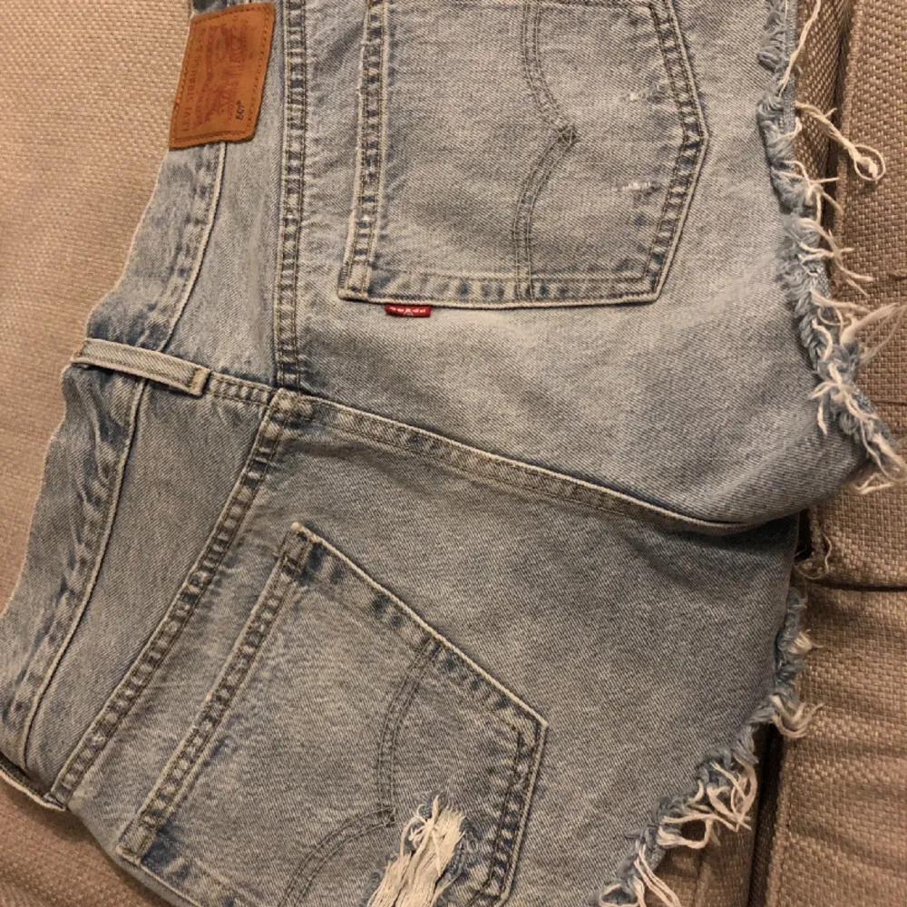 Säljer mina Levis jeans shorts då jag inte tyckte dom passade mig☺️ tryck gärna på köp nu☺️. Shorts.
