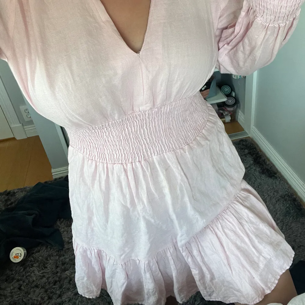 Sommar klänning, rosa gullig klänning som jag köpte i för liten storlek så har ej använt den. Då de är inga defekter. Storlek 38, pris kan diskuteras som köpet går snabbt och effektivt . Klänningar.