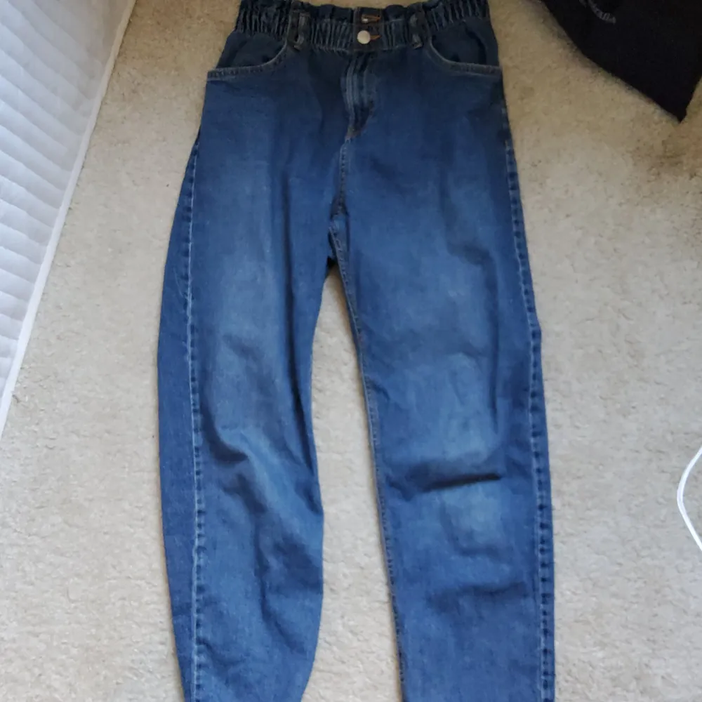 Coola raka lowrise jeans. Har använts mycket men det märks inte på de, de är i bra skick.. Jeans & Byxor.