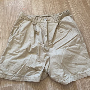 Cargo shorts - Beige cargo shorts. Endast använd en gång