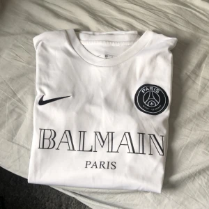 Balmain T-Shirt - Snygg Balmain T- shirt Storlek S men känns mer som M Perfekt till sommaren☀️ 