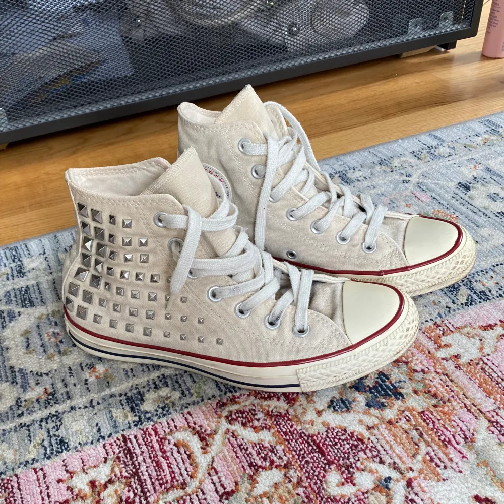 Coola Converse med nitar! Säljer de då de är för små men är därför i bra skick. Skriv gärna i DM vid frågor 💗. Skor.