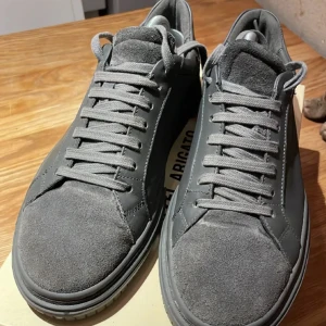 grå arigato - Grå arigato skor äkta med kvittot och boxen men boxen är bara lite sönder åt sida 