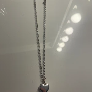Silverhalsband med hjärta - Jättefint halsband i silver med ett hjärta på. 