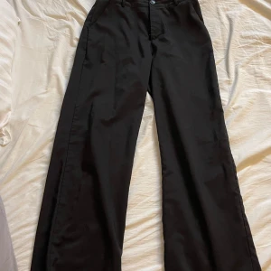 Kostymbyxor  - Svarta kostymbyxor från Shein. Passar bra, bekväma, använd några gånger.