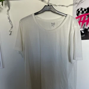 Vit T-shirt  - Oanvänd vit T-shirt 