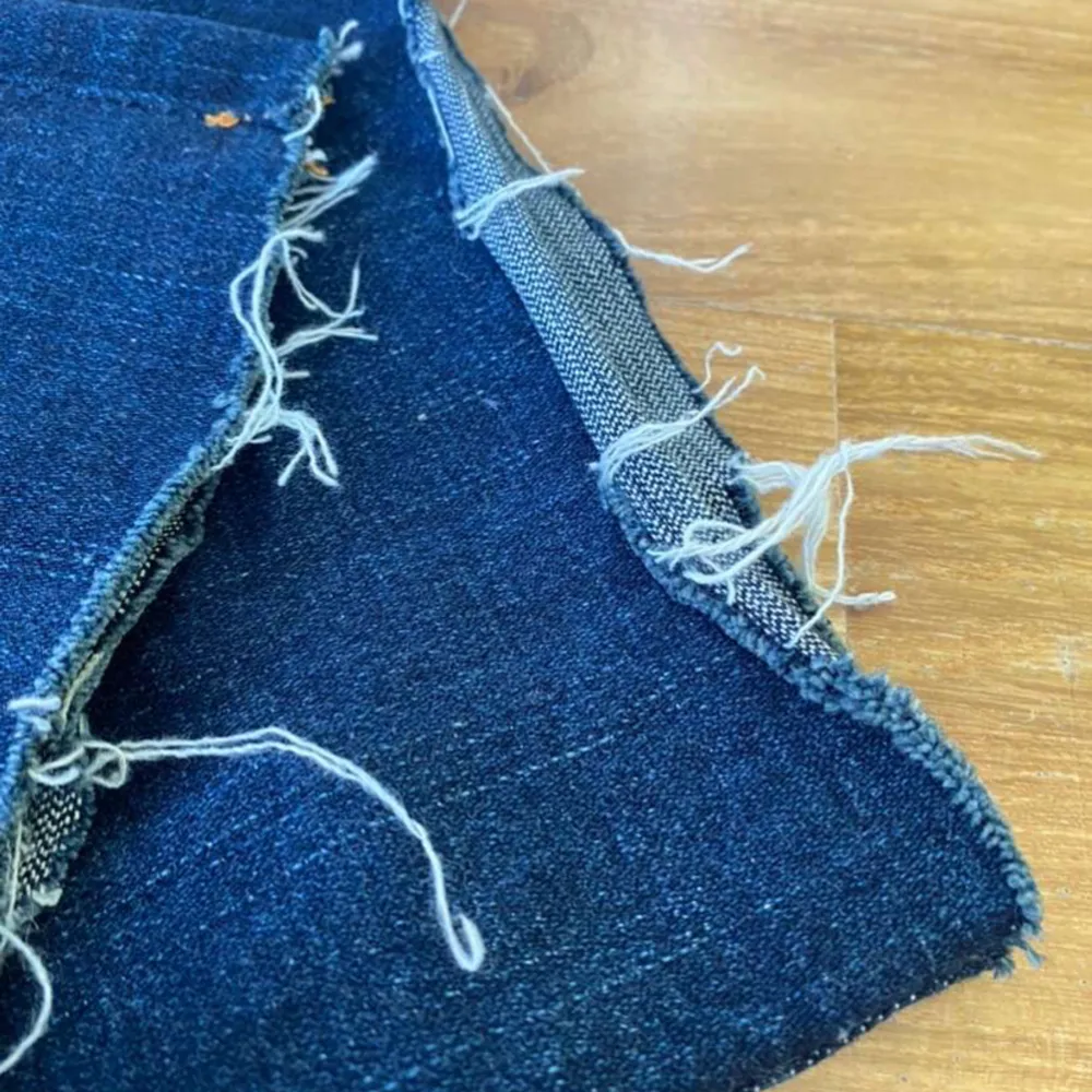 Ett par superfina jeans från true religion som är i storlek 27 och passar mig super som vanligtvis brukar ha S/XS💕 Den enda defekten är att de är klippta/uppsprättade längst nere men det tänker inte jag på! De passar mig perfekt som är ca 160💗. Jeans & Byxor.