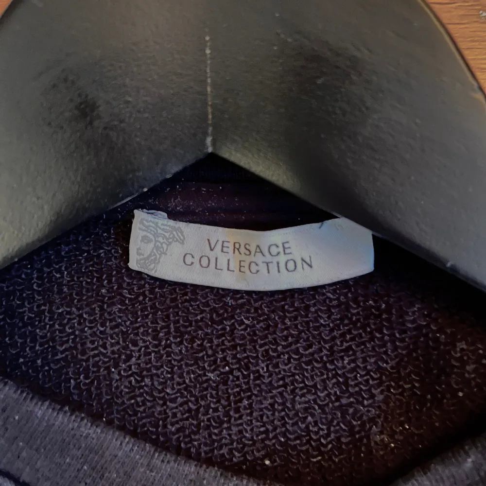 Jättefin sweater i storlek small från Versace Collection. Svart färg.  Jättefint skick.  Nypris: 5600kr. Tröjor & Koftor.