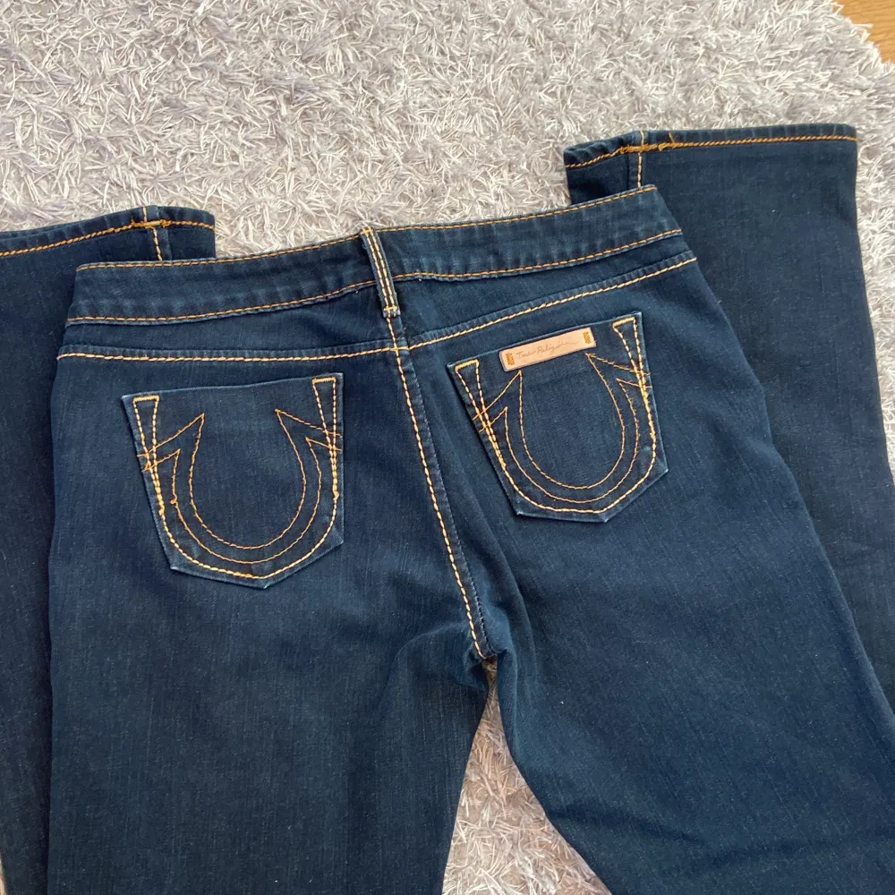 säljer dessa jätte snygga true religion jeans då jag inte får någon användning av de💗 Det står att de är storlek 30 men de passar mer som storlek 27-28💗De passar mig som är 172cm💗. Jeans & Byxor.