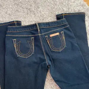 säljer dessa jätte snygga true religion jeans då jag inte får någon användning av de💗 Det står att de är storlek 30 men de passar mer som storlek 27-28💗De passar mig som är 172cm💗