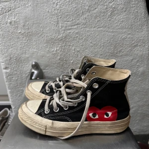 CDG converse - Säljer mina comme des garçons Converse som är köpta för 1,5 år sedan. Nypris 1650 kr och de är i använt skick. Pris kan diskuteras!