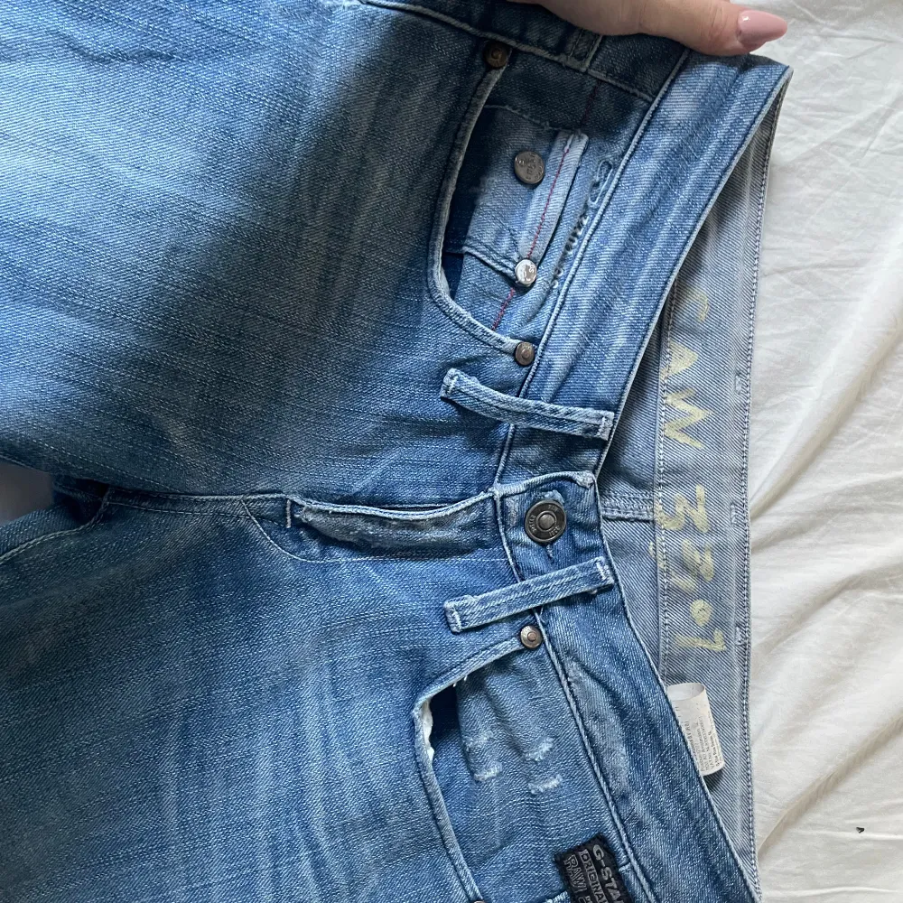 Så snygga lågmidjade jeans med slitningar samt en så snygg baksida säljer jag då dom blivit för små för mig . Jeans & Byxor.