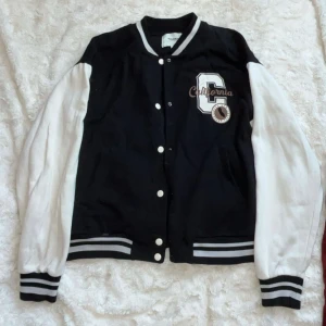 Collegejacka - Collegejacka från Pull&Bear med California tryck