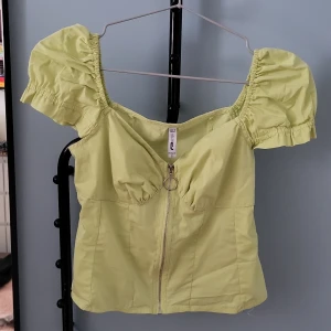 tight zip-up topp - ljusgrön tight topp med dragkedja😇 använd fåtal ggr😇