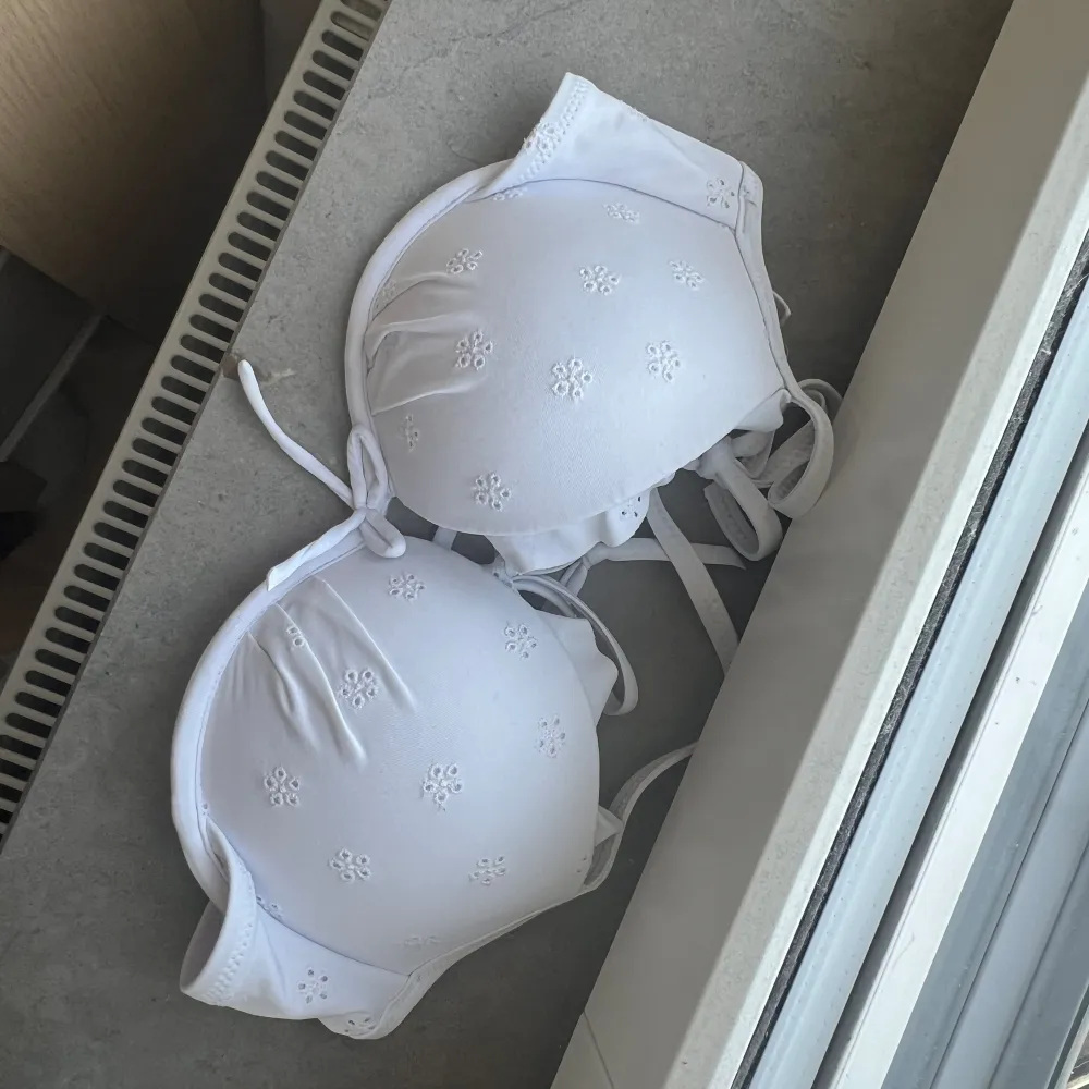 En vit bikiniöverdel från Cubus i storlek S/XS med lite push up 🩷  Köptes förra sommaren för 299  men som i princip är oanvänd 🥰 Den sitter på plats utan att åka runt och den har inga defekter. . Toppar.