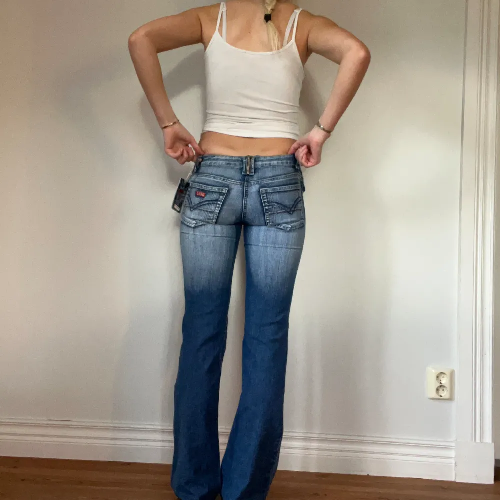  Midjemått( rätt över): 33cm  Inerbenslängd: 82cm   Köp dem via ”KÖP NU” eller Swish  Modellen är 170 cm, inga defekter 💕. Jeans & Byxor.