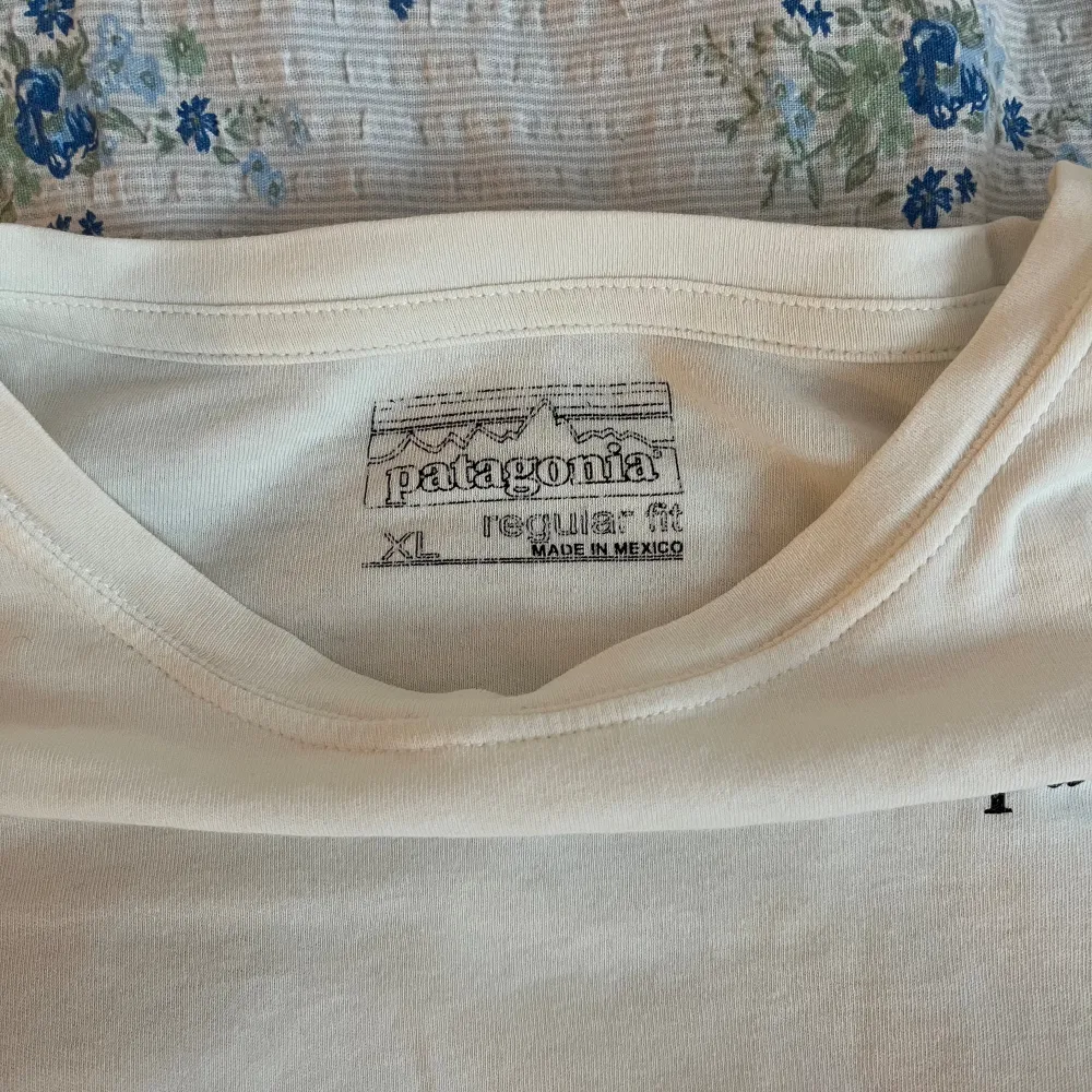 Säljer denna Patagonia T-shirt i storlek XL men passar mer en M/L, trycket på ryggen är lite skavt (se sista bilden) 💕. T-shirts.