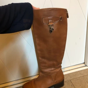 Bruna stövlar - Jätte snygga bruna stövlar från Venezia i bra skick❤️