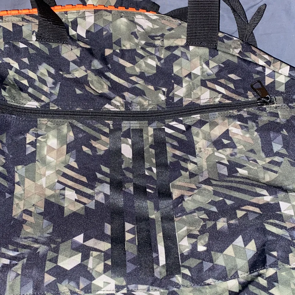 Bra kvalitet, camouflage väska , Helt ny . Rymmer mycket saker med små fickor .  Köpt för 1000kr  Pris kan diskuteras . Väskor.