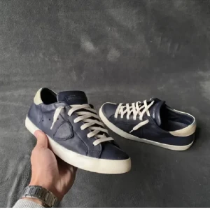 Philippemodel skor - Philippemodels i marinblå! Riktigt bra skick på dessa vilket man kan se på bilderna. Nypriset ligger mellan 3500-3900 kr. Storlek 40, sitter som 41-41,5. Priset går att diskuteras! Skriv pm om du har några frågor eller funderingar!