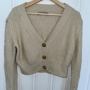 Tröja - Väldigt fin tröja från bikbok. Bra skick😇