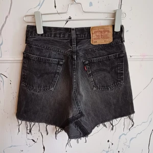 Kjol - Avklippta Levis jeans, omsydda till kort kjol. Mer åt highwaist hållet. 