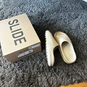 Yeezy slides - Nyskick för att dom var för små när jag köpte dom storlek 43 kvitto finns
