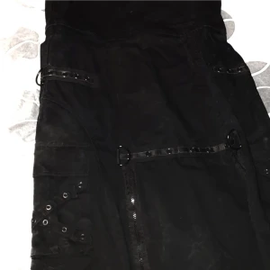 Gothic skirt - Gothic kjol i bra stick kom aldrig i andvände köpres för 1200kr