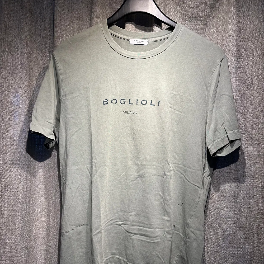  T-shirt från Boglioli, använd men i gott skick!. T-shirts.