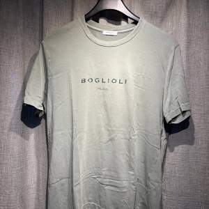  T-shirt från Boglioli, använd men i gott skick!
