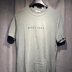 T-shirt Boglioli  -  T-shirt från Boglioli, använd men i gott skick!