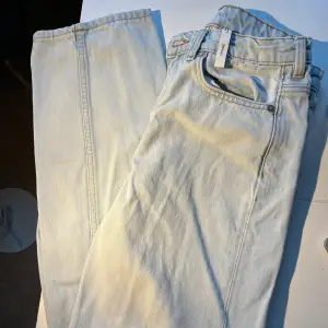 Jeans från Weekday i storlek 26/32. Använd fåtal gånger.
