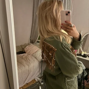 grön zarajacka - säljer denna så coola jacka 🌴🌴