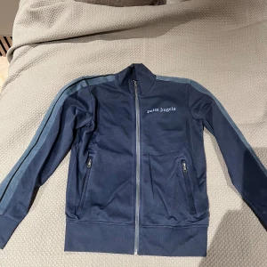 Palm Angels tracksuit - Knappt använd kofta från Palm Angels. Storlek s. Nypris 3990. Kvitto finns. 