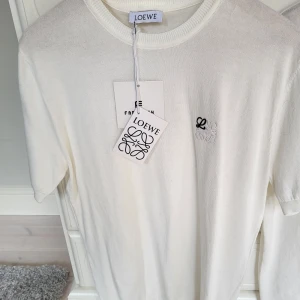 LOEWE  - Hel nytt T-shirt LOEWE vit bra till sommar pris vi kan diskutera 