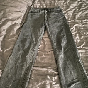 A brand jeans - Lite pösiga men inte överdrivet, skick 8/10. Nypris 1100.  PRIS KAN DISKUTERAS