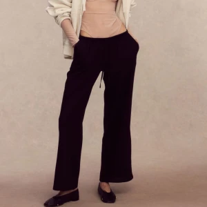 Linnebyxor  - Säljer dessa slutsålda svarta low waist linnebyxorna från H&M, helt nya och prislappen är kvar💗