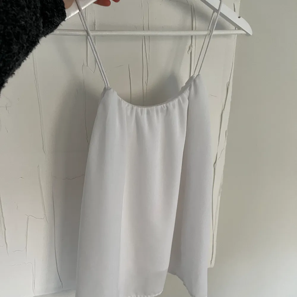 Krispigt vitt linne med smala axelband från Rut & Circle. Använd en gång bara, är i jättefint skick utan defekter. Kritvit, minimalistisk och så fin 🖤. Toppar.