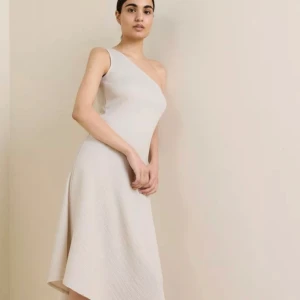 Asymmetrisk midiklänning med bar axel - Superfin beige klänning från Lindex! Använt ett fåtal gånger, nypris 400, slut på hemsidan 