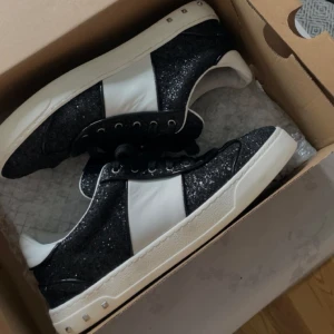 Valentino flycrew - Intressekoll på mina flycrew så säljer endast vid bra bud. Väldigt bra skick, en pigg saknas. Storlek 39 men passar även 38,5 🩷hör av er vid intresse eller mer info. 