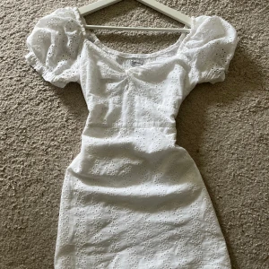 studentklänning / vit klänning - säljer min skolavslutningsklänning från hollister som jag bara använt 1 gång! som ny! 