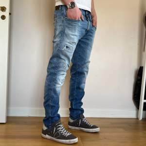 Replay Anbass jeans med slitningar och hål | Skick 9/10 | Size 33 | Pris 499kr | Modellen är ca 175cm lång | Fraktar via PostNord eller Instabox på köparens bekostnad | Hör av dig vid minsta fråga eller fundering!!