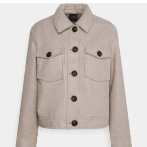 Beige Vero Moda jacka - Säljer nu denna jättefina beiga vero moda jacka. Den är i väldigt bra skick. Skriv privat för bild och hör av er vid frågor!💗