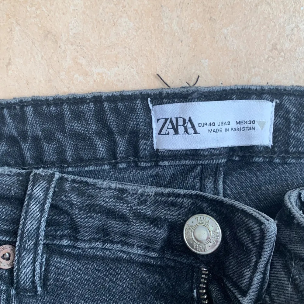 Zara jeans med slits på sidan där nere och hål på knäna. Sitter bra på längden på mig som är 174. Säljer detta för det inte är min stil längre å därmed inte kommer till användning💕👍🏼. Jeans & Byxor.