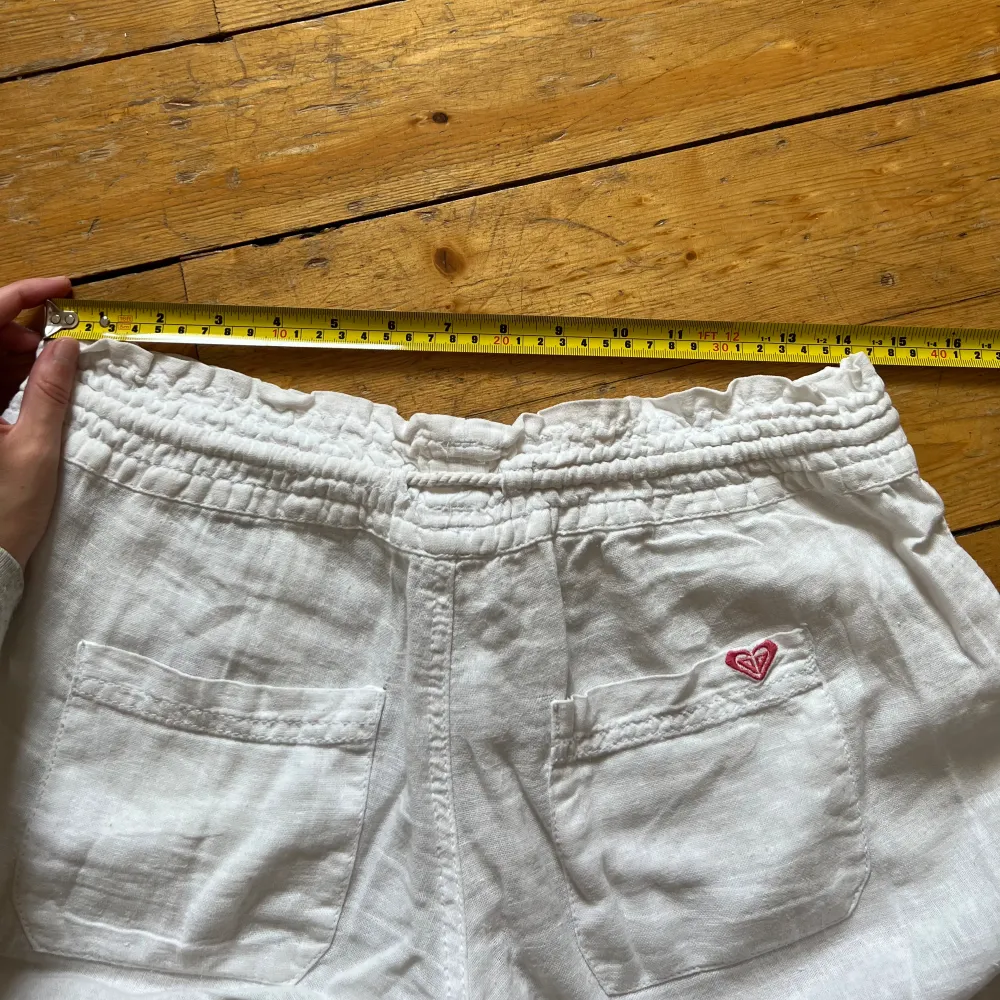 Innerbenslängd ca 80cm. Unika linnebyxor från Roxy med vitt snöre och rött/rosa hjärta på ena bakfickan(alltså inte de vanliga vita). 55% viskos, 45% linne. Säljer vid bra bud💓Lite smutsiga längst ner men går att tvätta, litet blått streck på fickan. Jeans & Byxor.