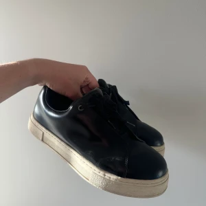 Eytys Doja - Säljer nu mina Eytys, då de är något för små. Grymt skick, använt fåtal gånger (uppskattningsvis 5-10 ggr). Box o extra snören medkommer. Size 46. Allt gott!